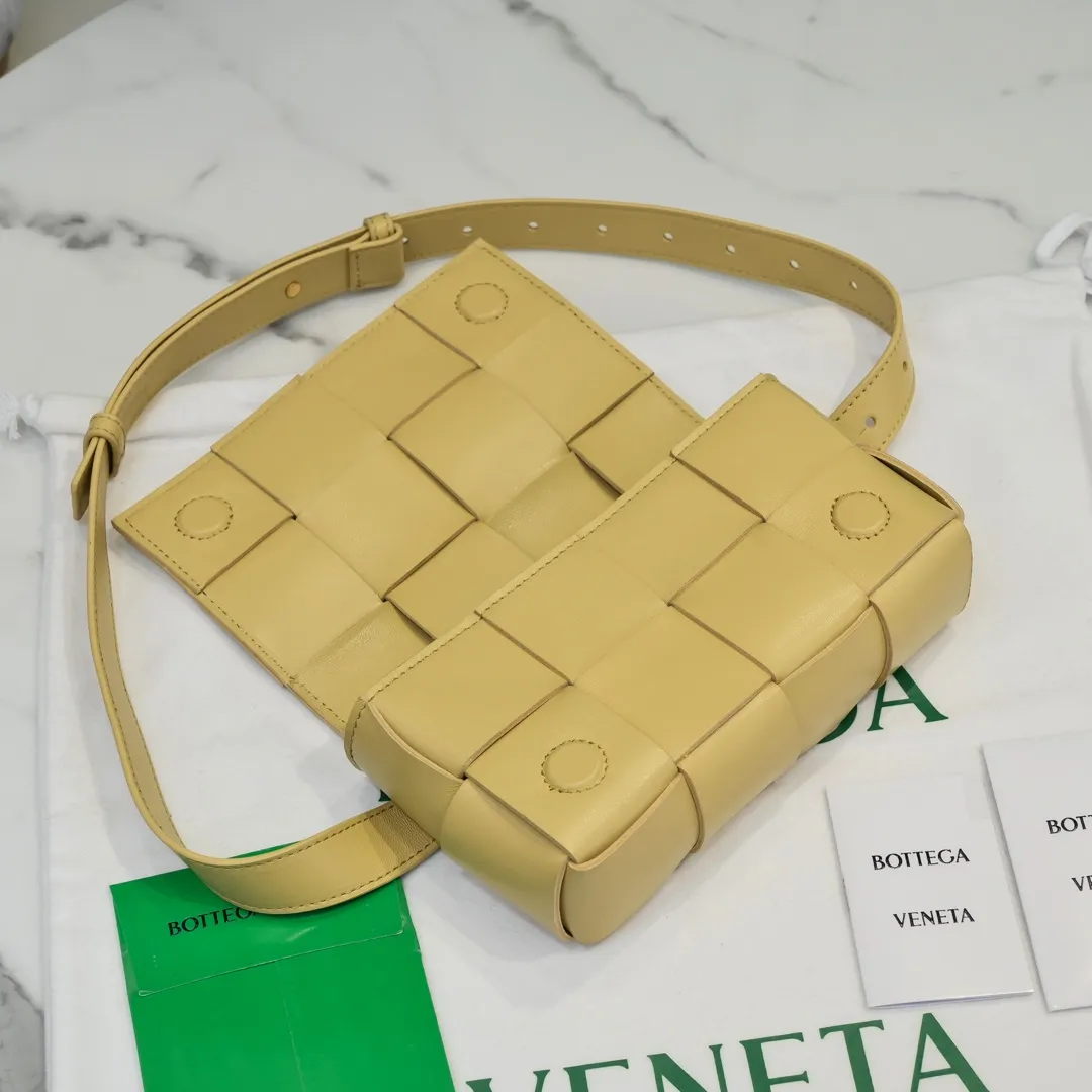 #𝐓𝐇𝐄 𝐁𝐄𝐋𝐓 𝐂𝐀𝐒𝐒𝐄𝐓𝐓𝐄 Checkered waist bag🔻 The hot cassette has a new style. The lambskin material is very light and has the same high-grade touch as always. It can be used as a handbag, waist bag, crossbody, or shoulder bag. Small and exquisite but very easy to use, it is stress-free to install iPhone plus, 💄lipstick 🕶️sunglasses! It continues the square shape of the cassette bag and does not deform after loading. It has a very concave shape! 【6815#】 Size: 17.5*9.5*5cm